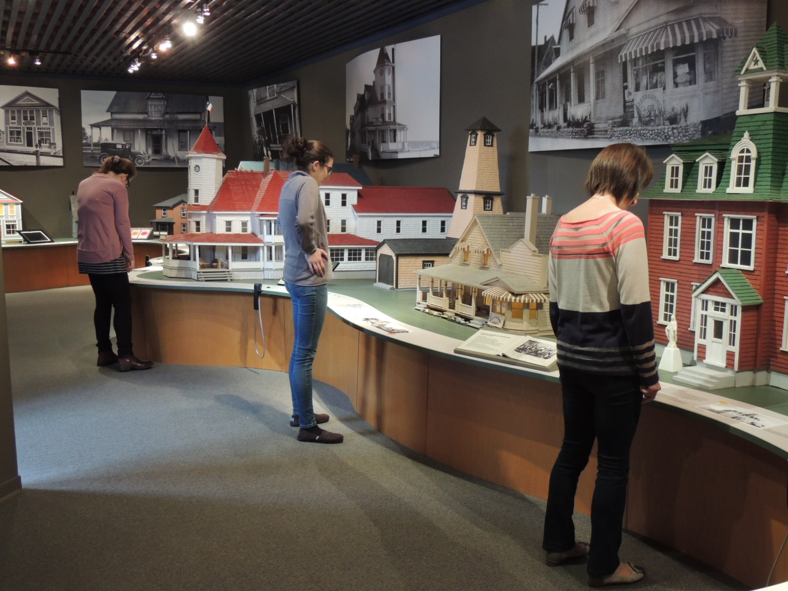 Des visiteurs dans l'exposition « Secrets d'Acadiens » au Musée acadien du Québec à Bonaventure.