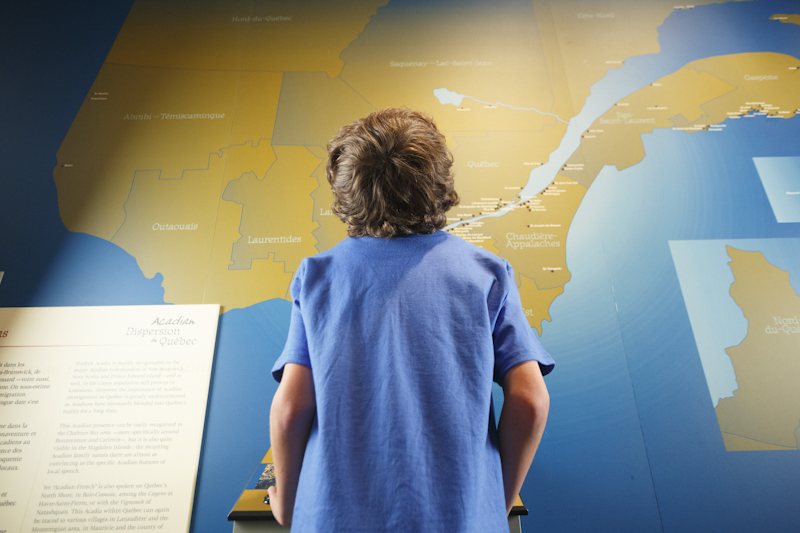 Un enfant découvre la géographie du Québec lors de sa visite de l'exposition permanente « Une Acadie Québécoise » au Musée Acadien du Québec.
