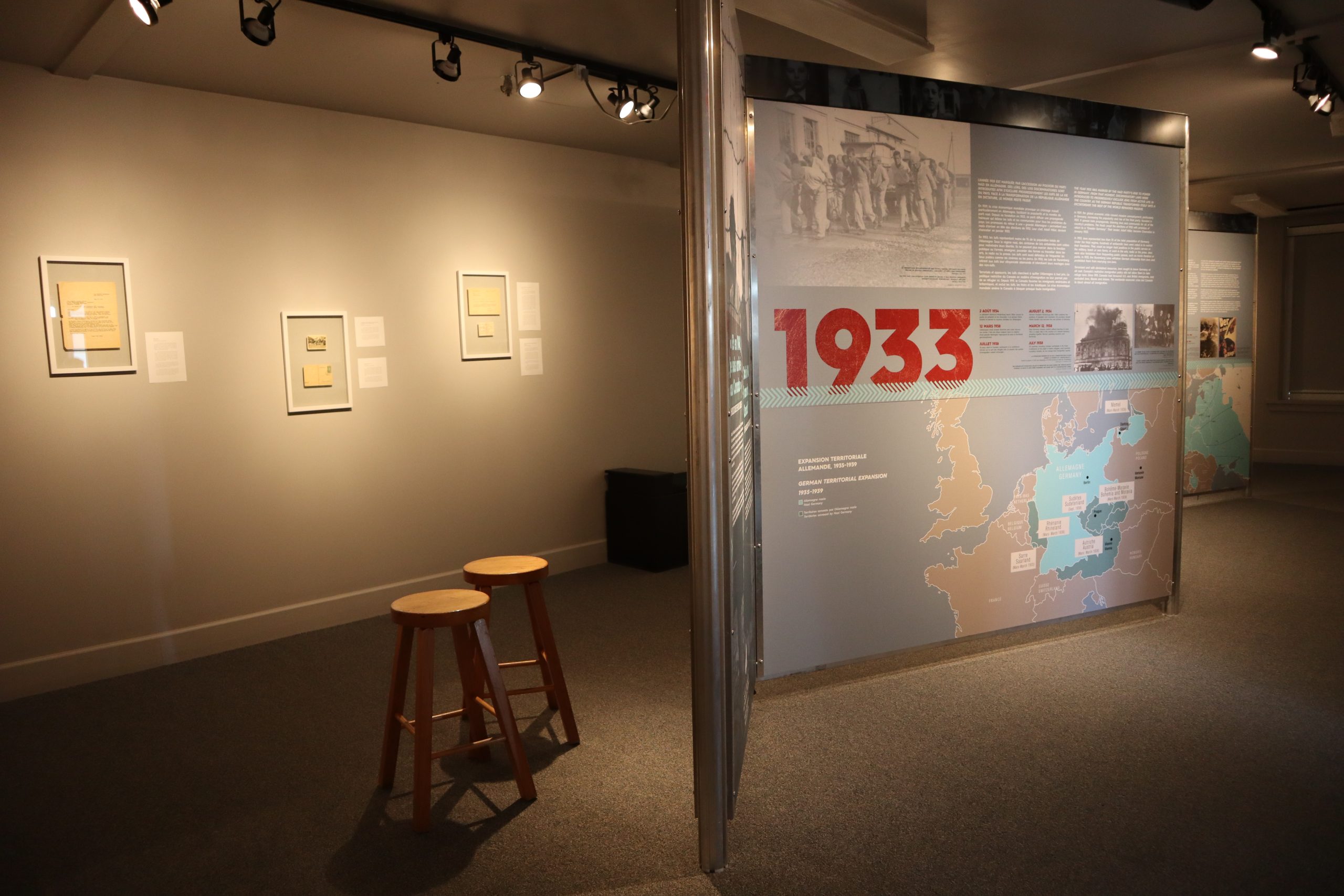 Installation de l'exposition temporaire  « Et en 1948, je suis arrivé au Canada » – L’Holocauste en six dates.