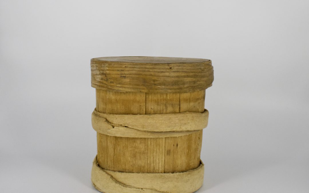 Contenant à beurre en bois avec cerceaux d’écorce | Wooden butter container with bark hoops | Mlageju’mi