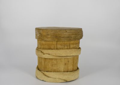 Contenant à beurre en bois avec cerceaux d’écorce | Wooden butter container with bark hoops | Mlageju’mi