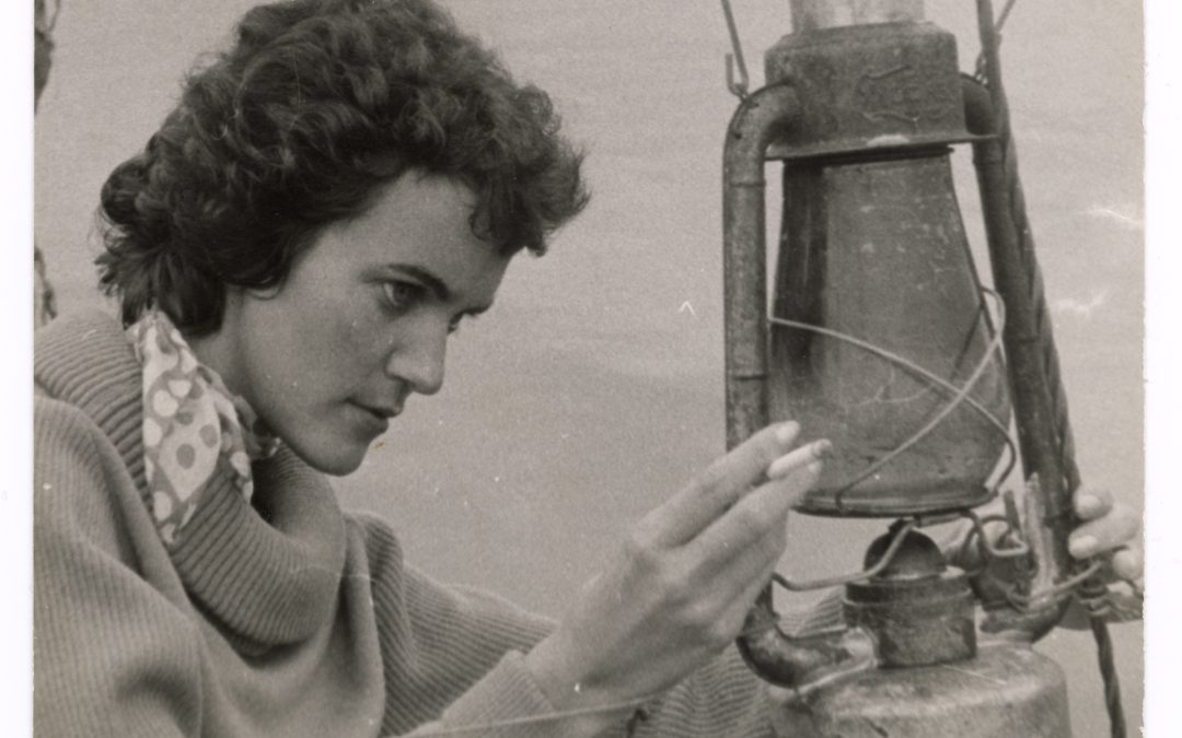 Photographie de Françoise Bujold éclairée à la lanterne