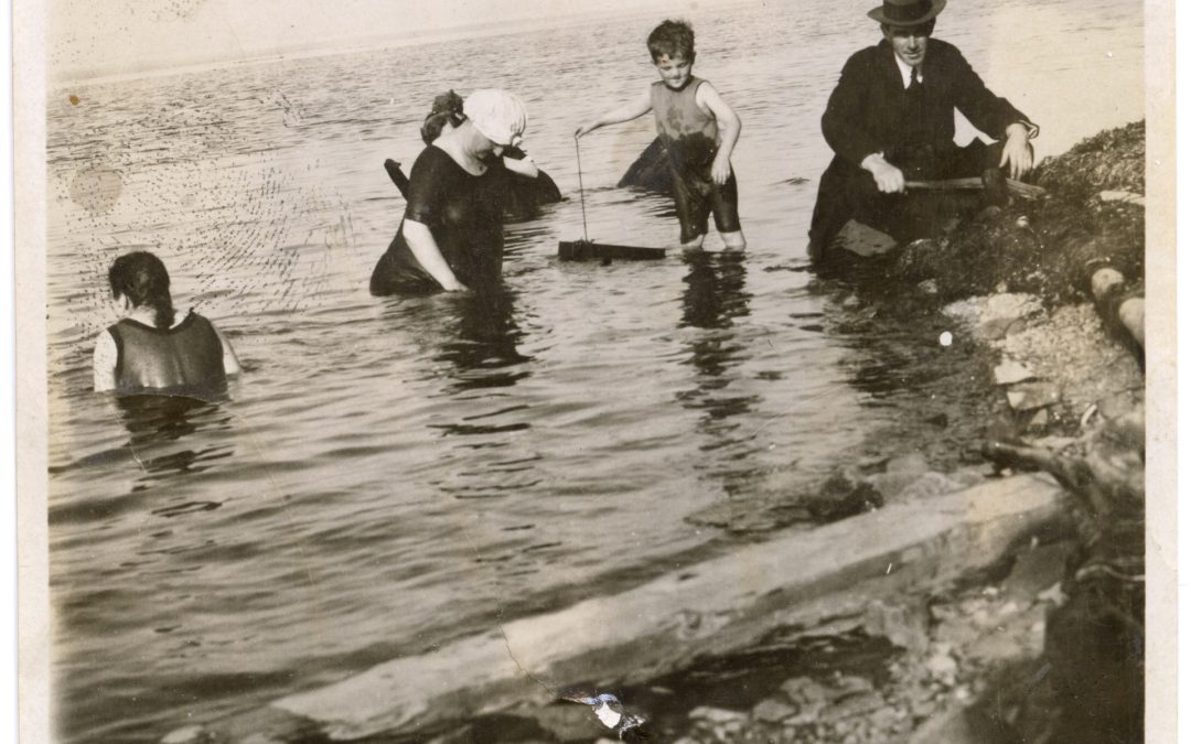 Photographie d’une famille pratiquant la pêche