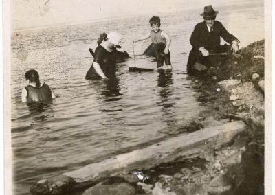Photographie d’une famille pratiquant la pêche
