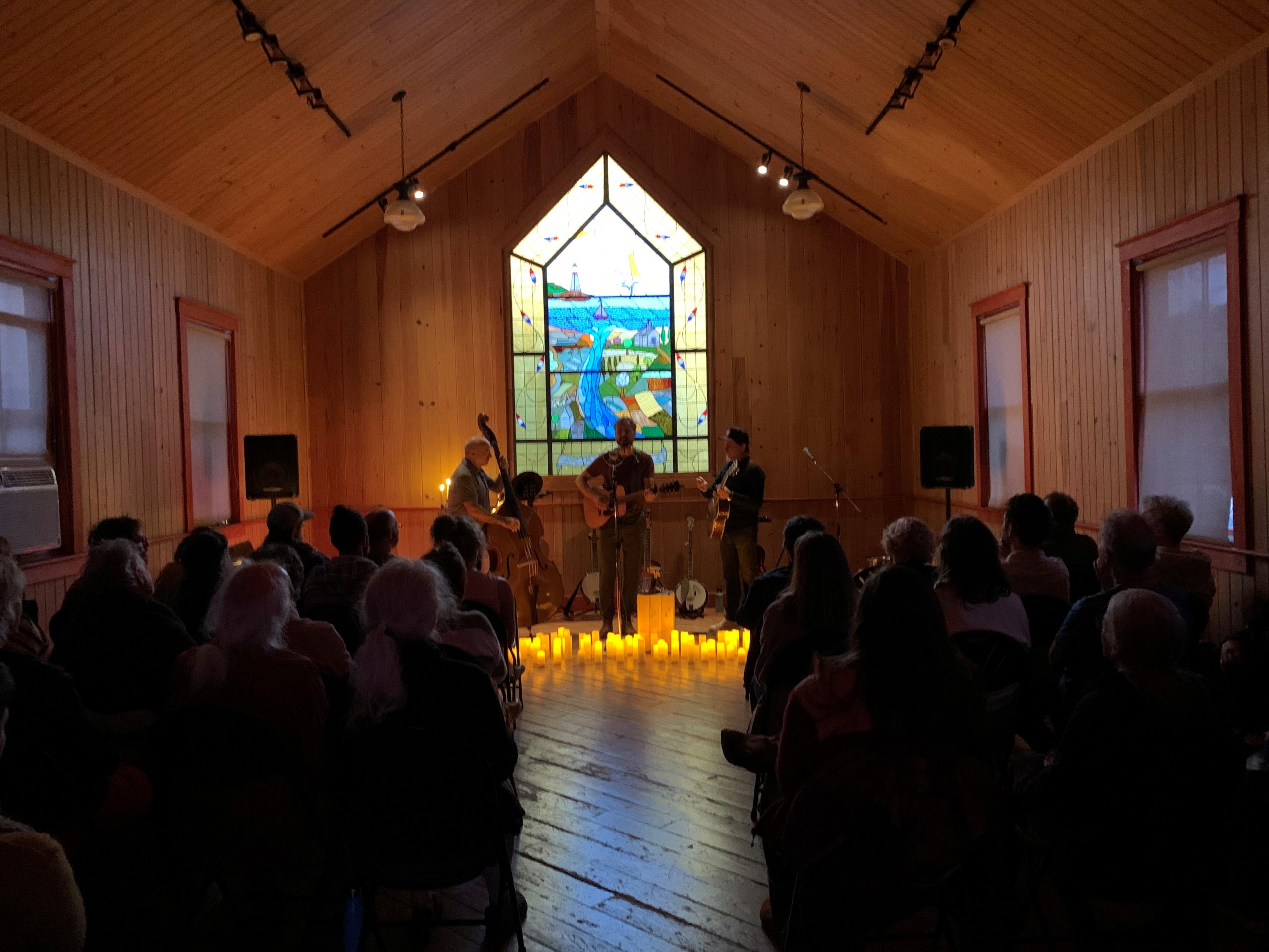 Spectacle à la Gospel Chapel, site du Musée acadien du Québec.